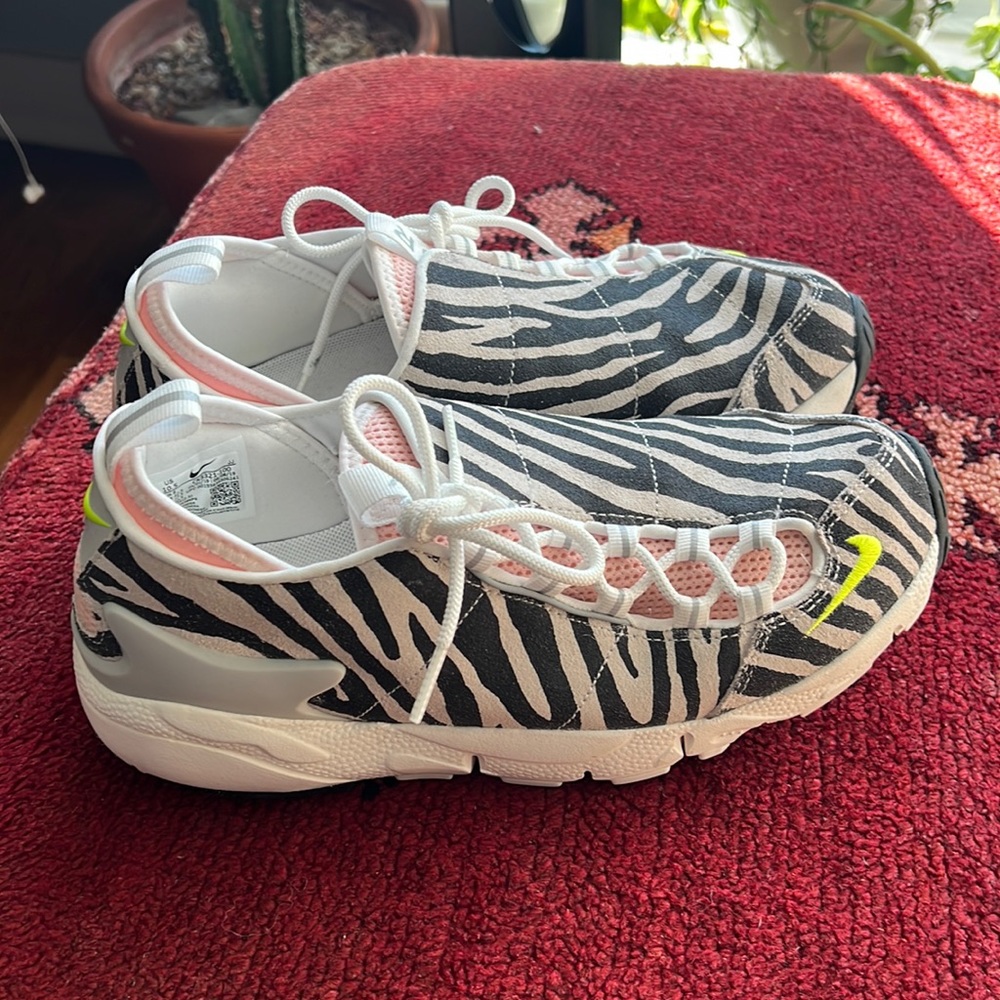 Nike Air Footscape in zebra w/ pink details brand new size 10.5 women’s